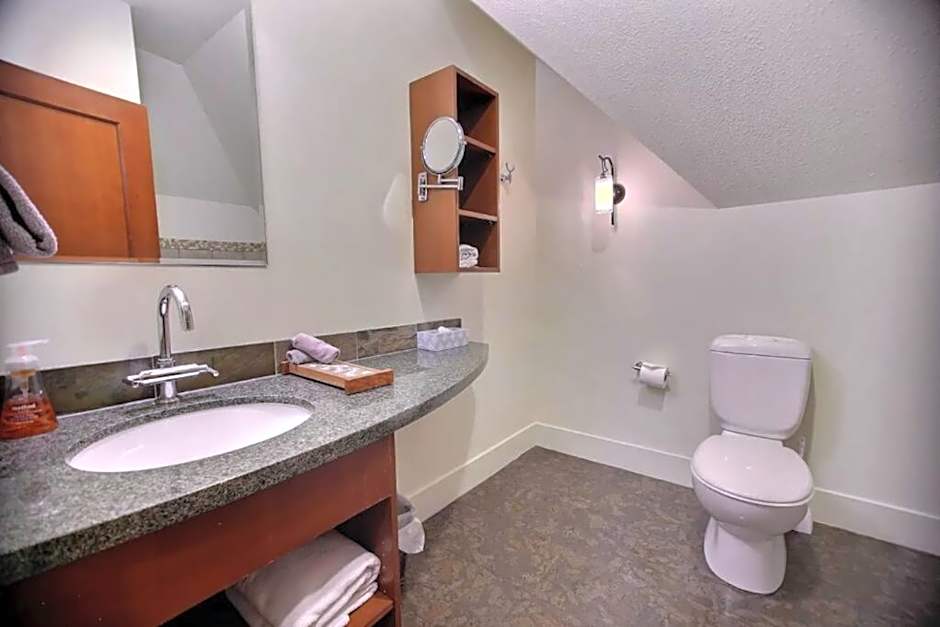 Magnificent Mountain Penthouse - Hot Tub & Pool managed by Little Sister Getaways