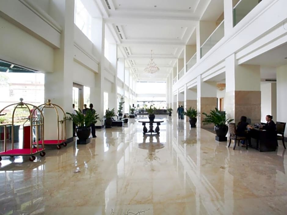 Sintesa Peninsula Hotel