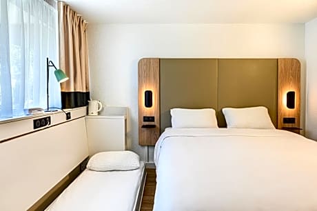Standard Room - 1 Queen Bed 1 Junior Bed