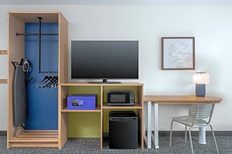 Queen Room with Two Queen Beds and Mobility Accessible Tub