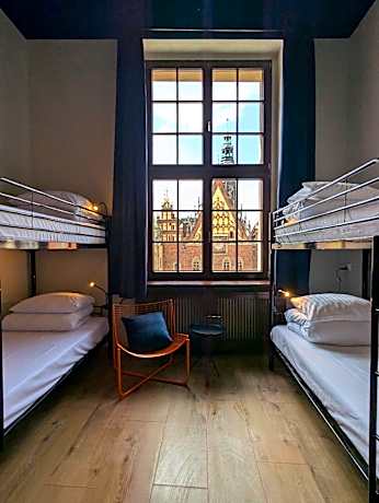 1 Person in 6-Bed Dormitory with Shared Bathroom - Female Only, 18-40 Years Old Only