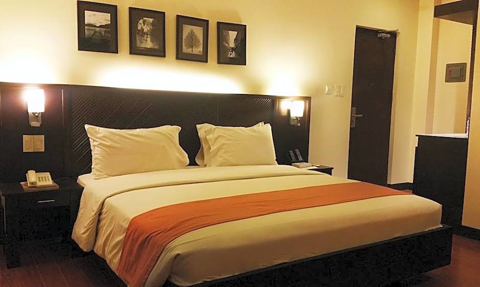 RedDoorz Plus @ Hotel Esse