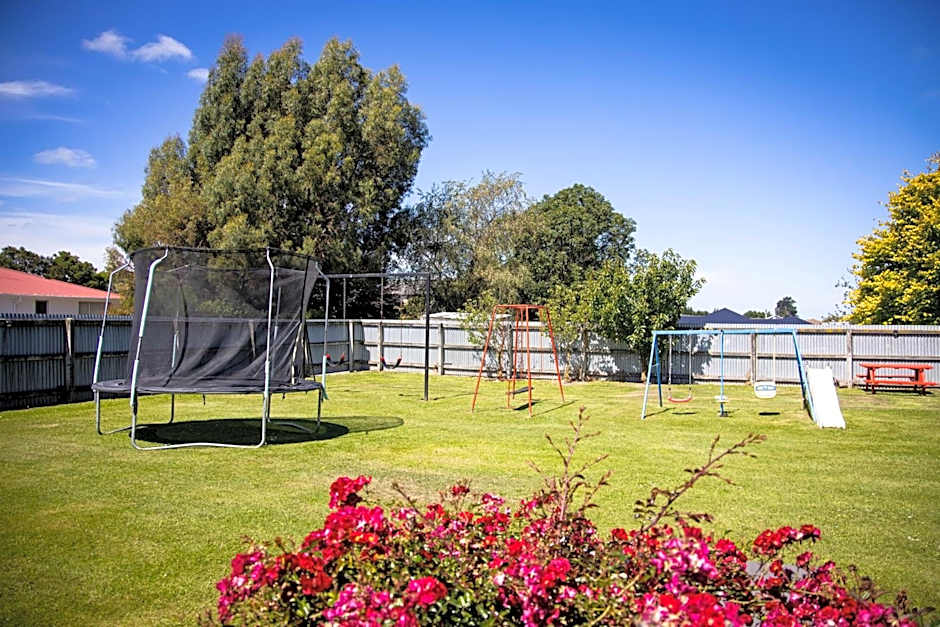 Colonial Lodge Motel