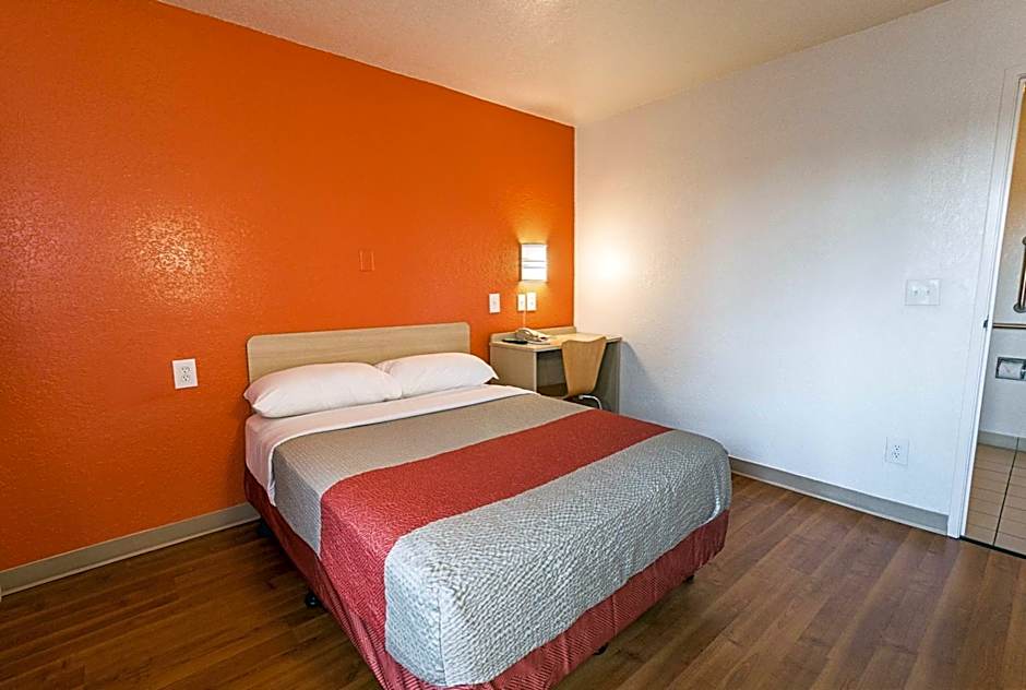 Photo 1 of 11 of 1 Queen Bed