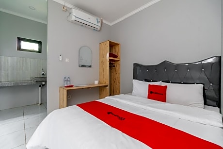 RedDoorz Plus near Jungeland Sentul