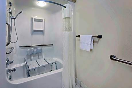 Accessible - 2 Queen Non-Smoking Comm Assistance Microwave Mini-Refrigerator Wi-Fi Full Breakfast