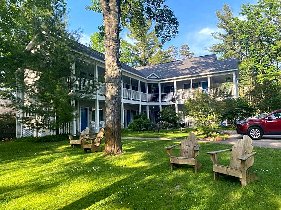 M22 Inn Glen Arbor