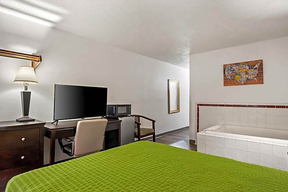 Econo Lodge Inn & Suites Auburn