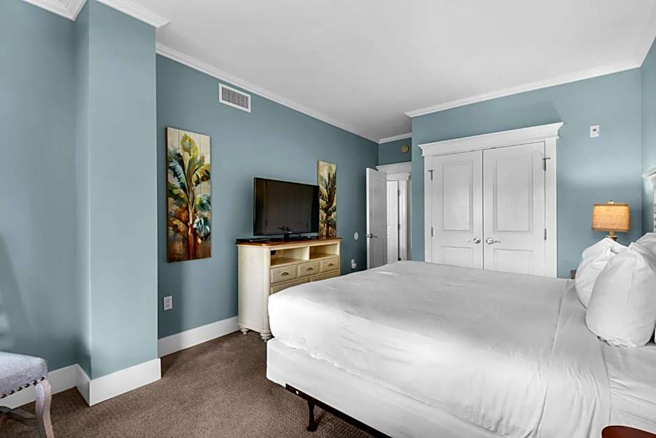Cozy Bayside Retreat at Lasata , Stunning Panoramic Views ,Steps away from Baytowne Wharf, 3 Bedrooms 3 full baths !!