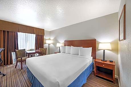 King Room with Roll-in Shower - Disability Access/Non-Smoking