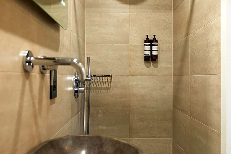 Quentin Golden Bear Hotel