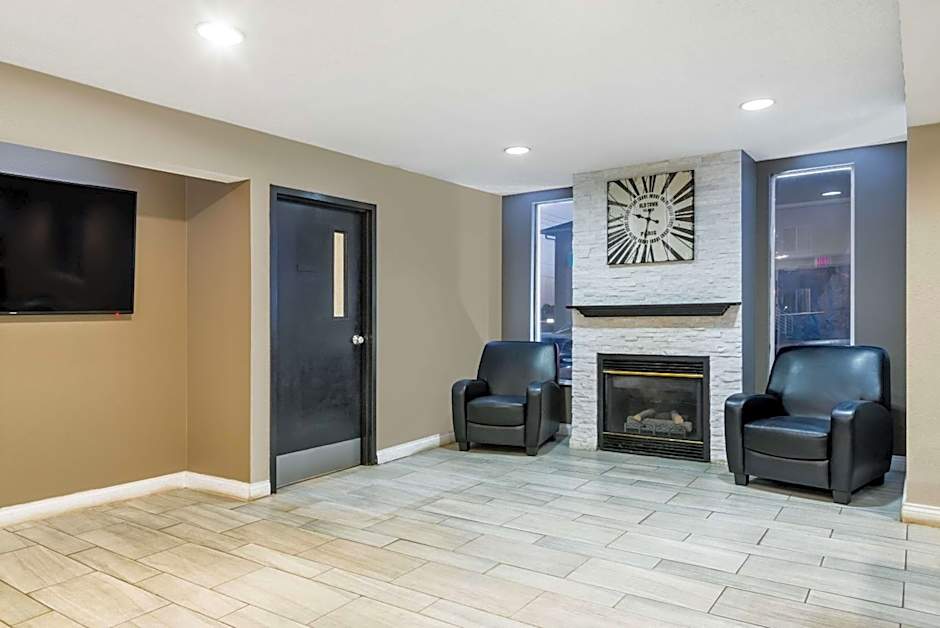 Super 8 by Wyndham Indianapolis/NE/Castleton Area