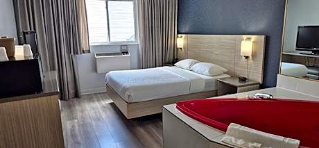 Deluxe Queen with Jacuzzi