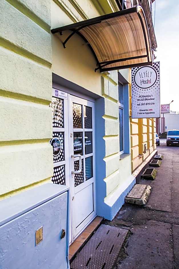 FlyFly Hostel , darmowy parking , rezerwuj przez urządzenia mobilne -10 procent
