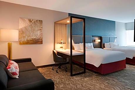 Queen Suite with Two Queen Beds, Bathtub and Trundle Sofa - Mobility Access/Hearing Accessible