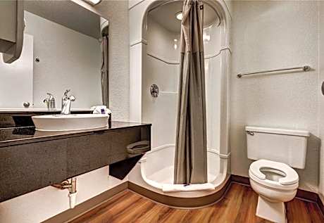 Deluxe Queen Room - Non-Smoking