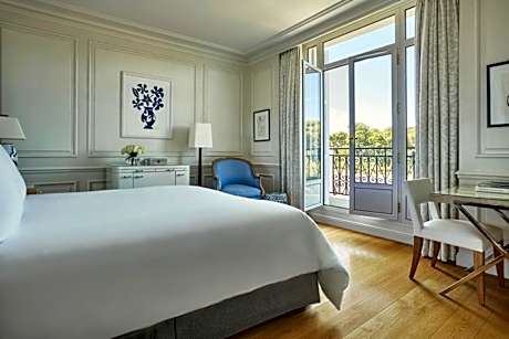 Superior Pinewood Room - King bed