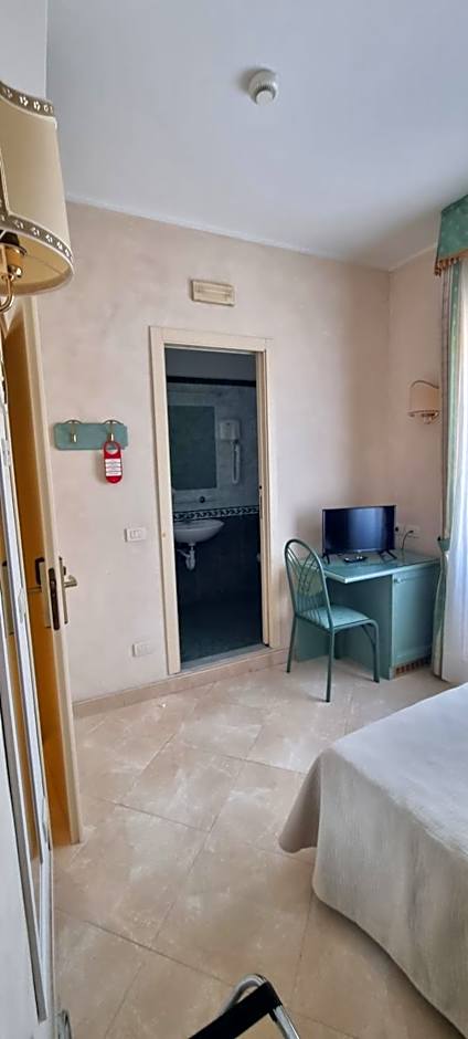 Hotel Riviera 3 Stelle con piscina estiva gratuita e garage a pagamento