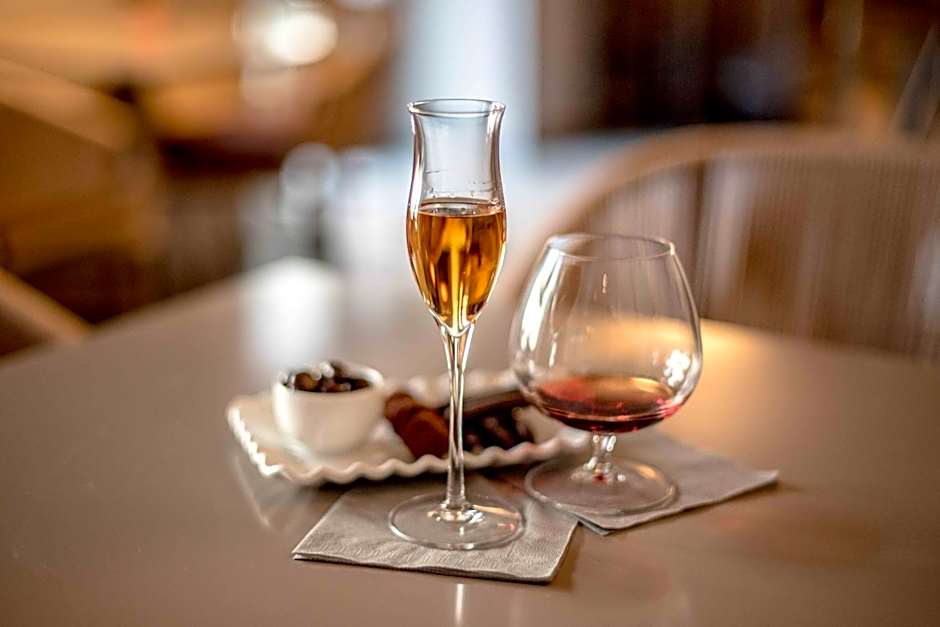 Uve Rooms & Wine Bar