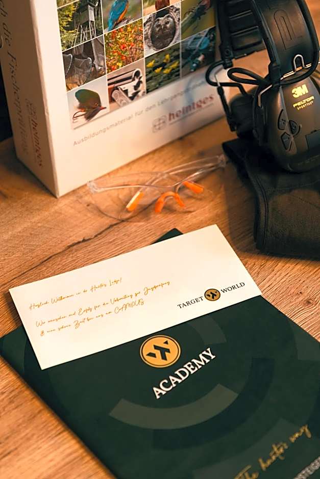 TARGET WORLD Hunter's Lodge