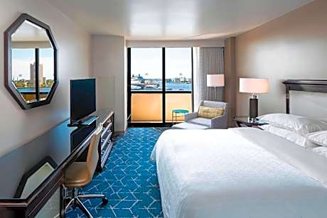 Deluxe King Room with Harbor View - Hearing Accessible