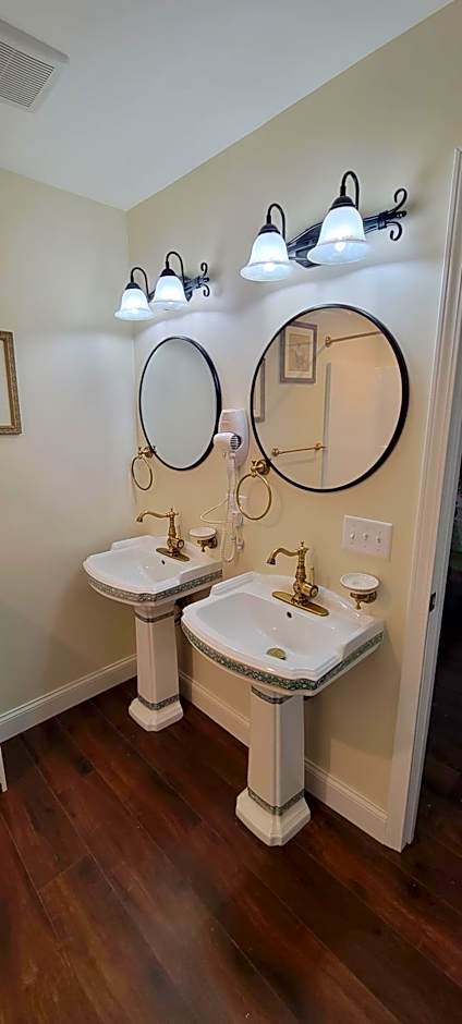 Holland Farmhouse Inn B&B
