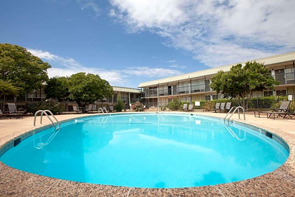 Days Inn by Wyndham Clinton