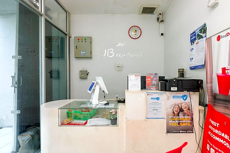 RedDoorz near Seasons City Mall