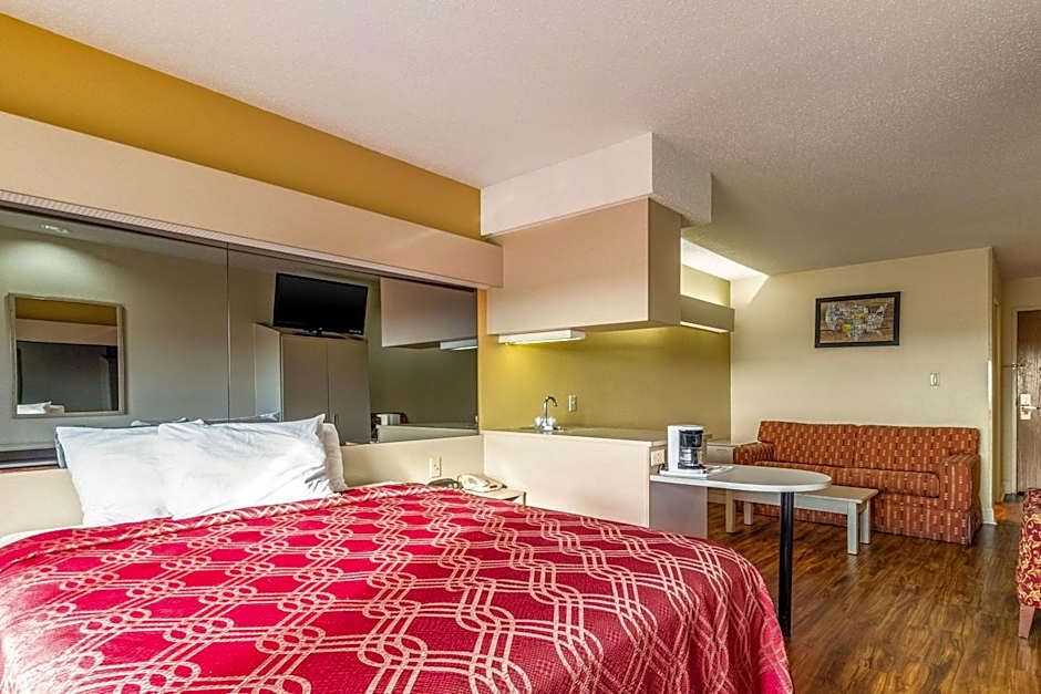 Econo Lodge Inn & Suites Evansville East