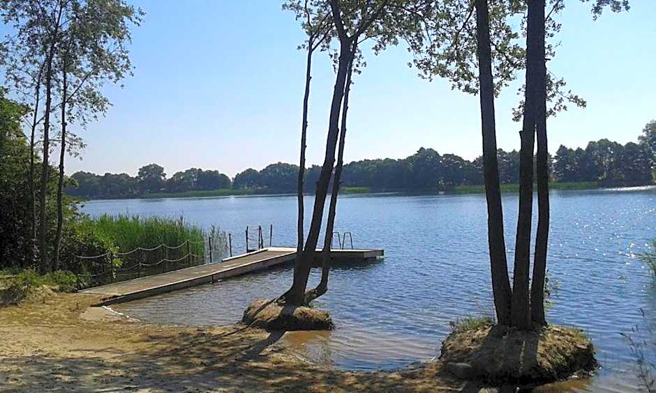 Domki Borowiackie nad brzegiem jeziora