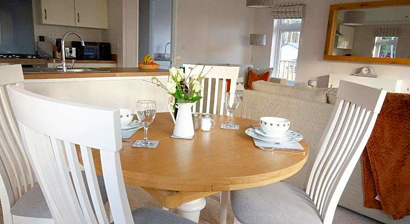 Hollicarrs - Bumblebee Lodge