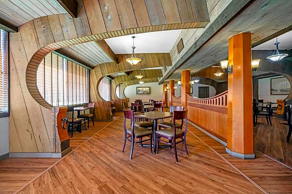 Quality Inn & Suites At Coos Bay