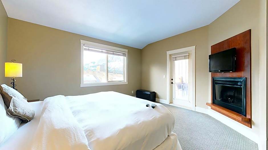 Spectacular Penthouse With Amazing Views, Indoor Pool and Hot tub