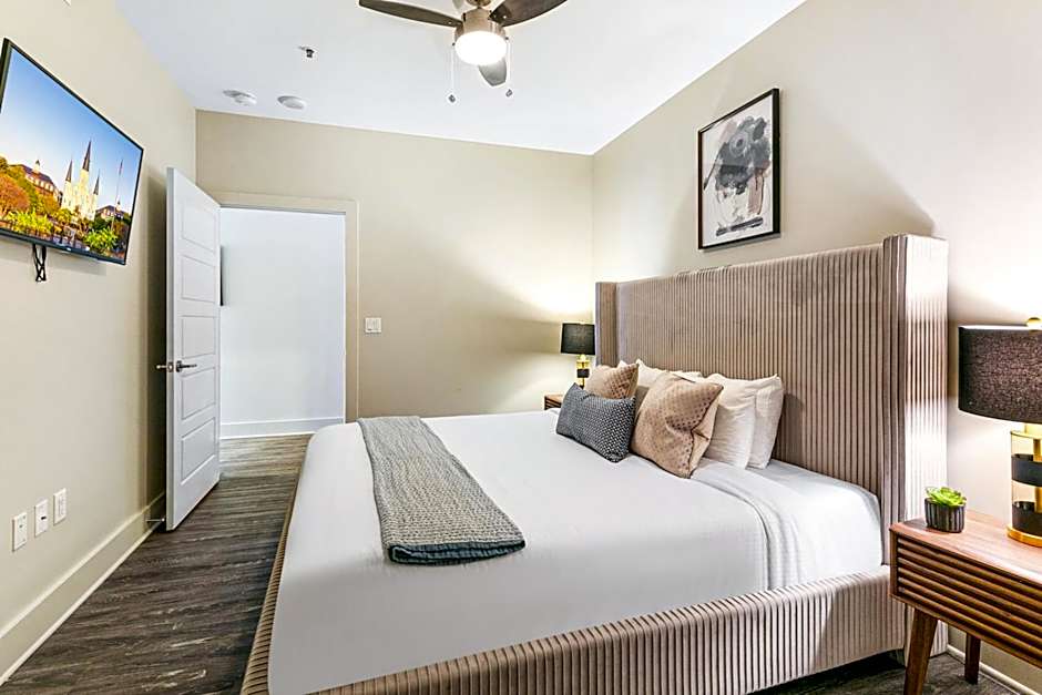 Spacious 4BR Luxury Condo Steps to French Quarter