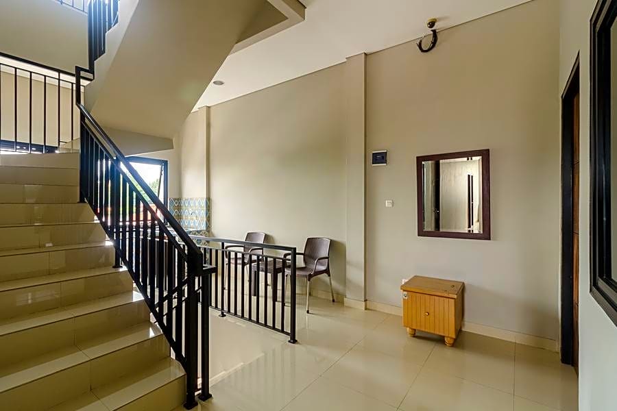 RedDoorz near Puri Indah Mall