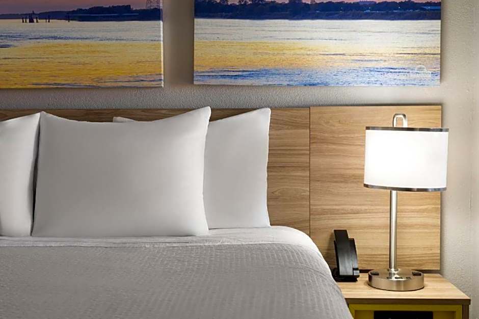 Days Inn & Suites by Wyndham Byram