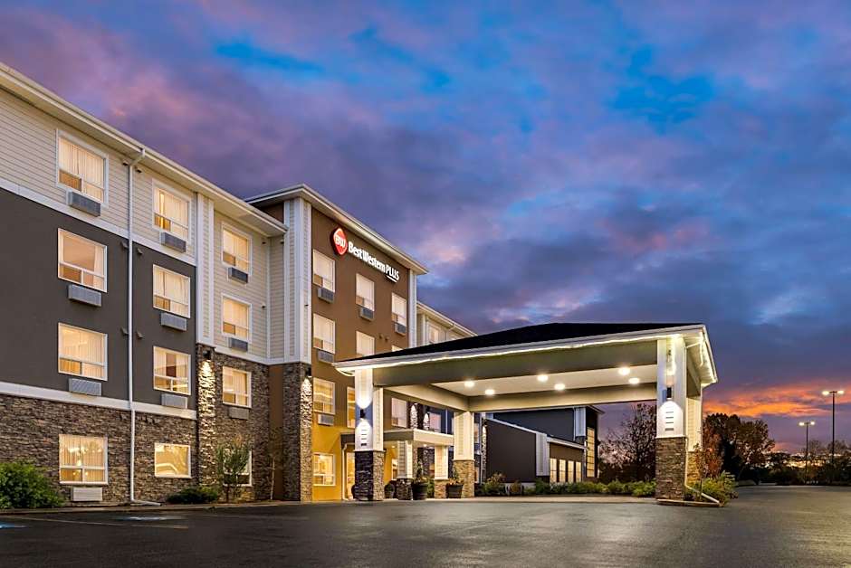 Best Western Plus Lacombe Inn & Suites