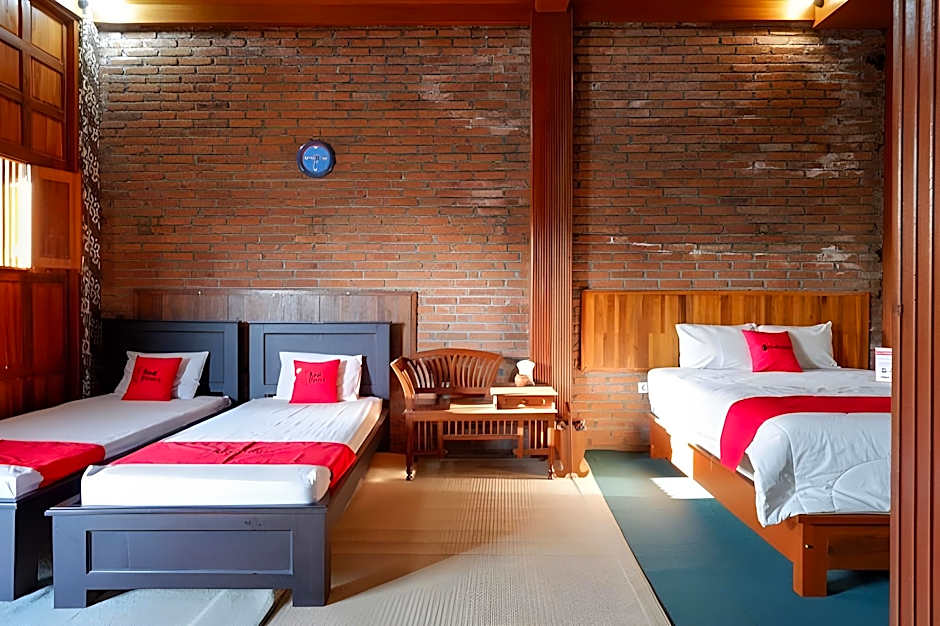 RedDoorz Syariah near Menara Kudus