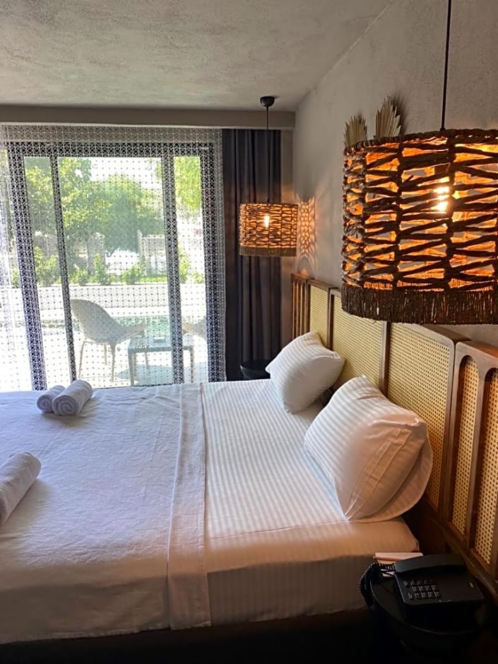 Icon Beach Suites Hotel Sovalye Island