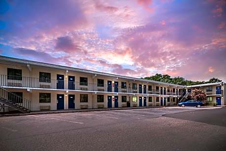 Travelodge by Wyndham Norfolk Airport