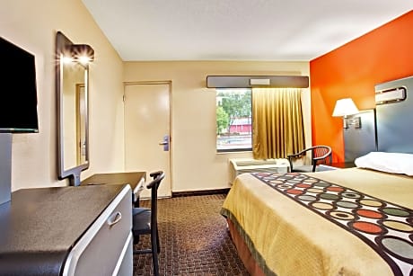 Queen Room with Two Queen Beds and Pool View - Non-Smoking