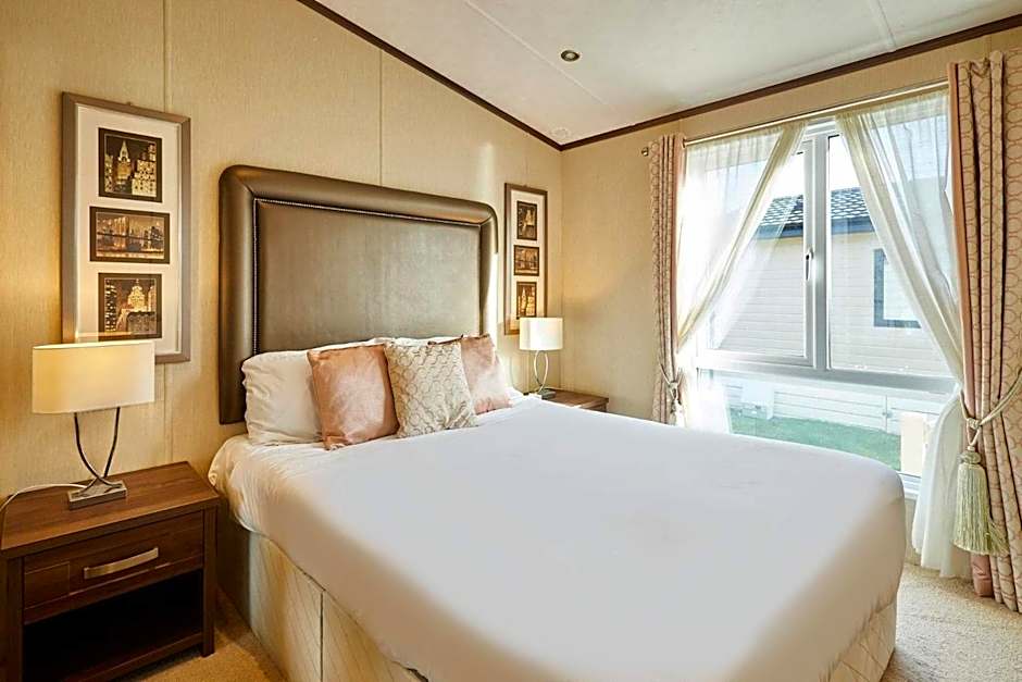 Lakeside Gem with Hot Tub