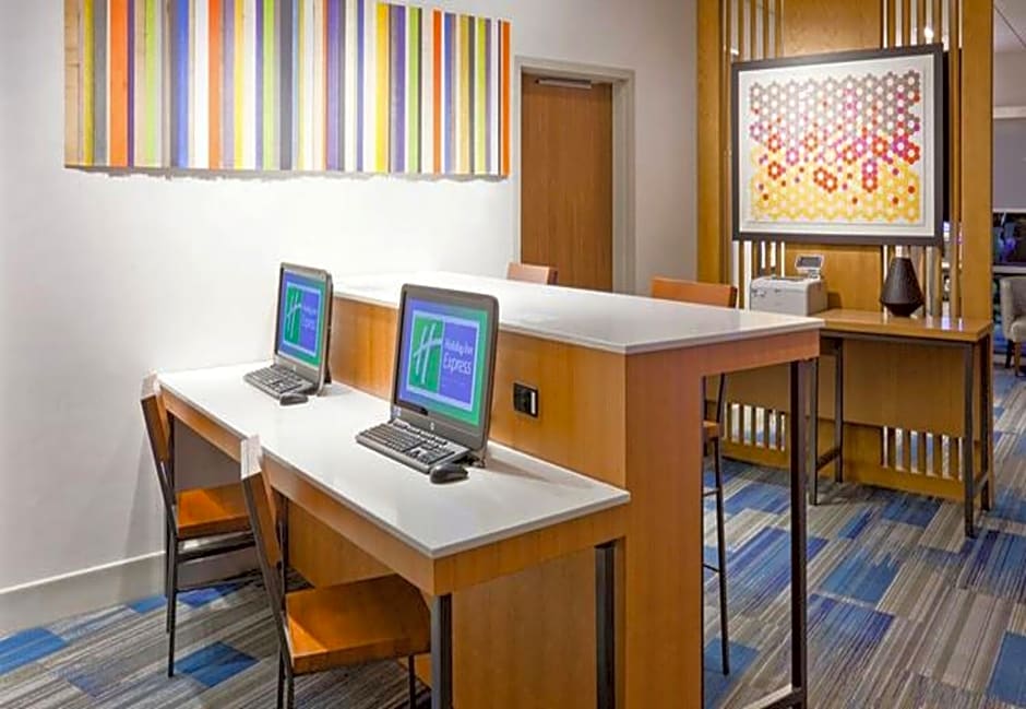 Holiday Inn Express & Suites Quincy I-10, an IHG Hotel
