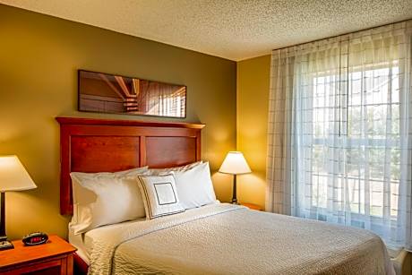 1 Bedroom Suite, 1 King, Sofa bed