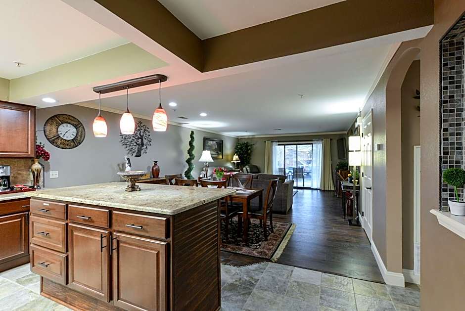 Luxury Condos at Thousand Hills - Heart of Branson - Beautifully remodeled - Spacious and Affordable