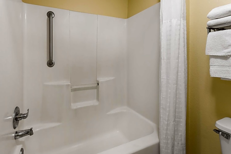 Super 8 by Wyndham Montgomery I-65