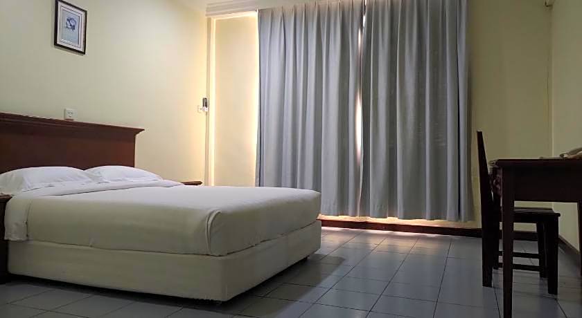 The Upper Deck Hotel