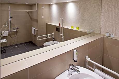 1 Queen Standard Accessible