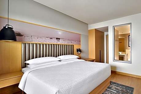 1 King Bed, 1 Bedroom Family Larger Suite with Balcony & Separate living room ,Skyline view