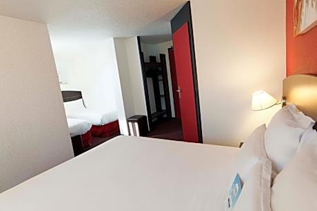 Quadruple Room - 1 Double Bed 2 Single Beds